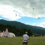 Edy in balletto con i tre  acrobatici